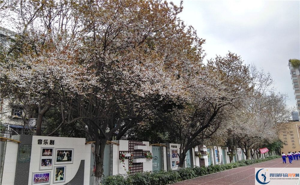 成都大學(xué)附屬中學(xué)的高中住宿好不好？
