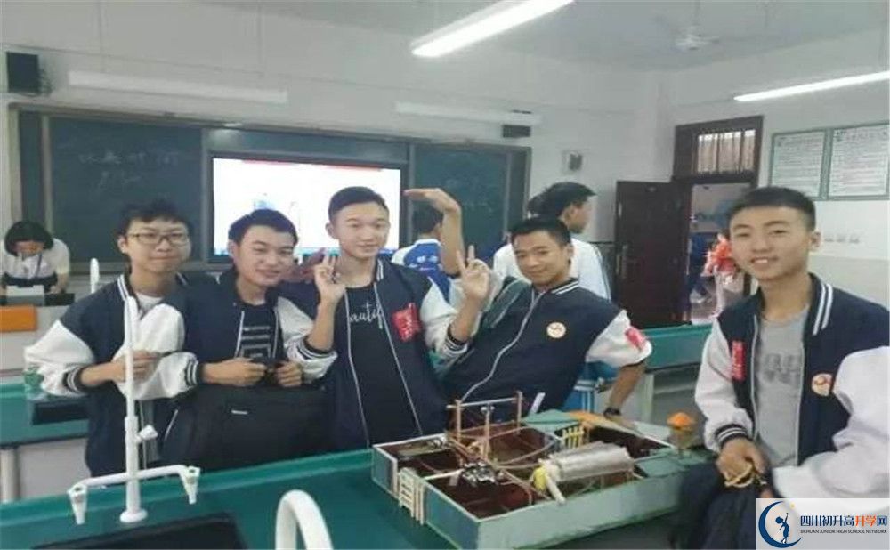 賈家中學(xué)一學(xué)期的學(xué)費(fèi)是多少？