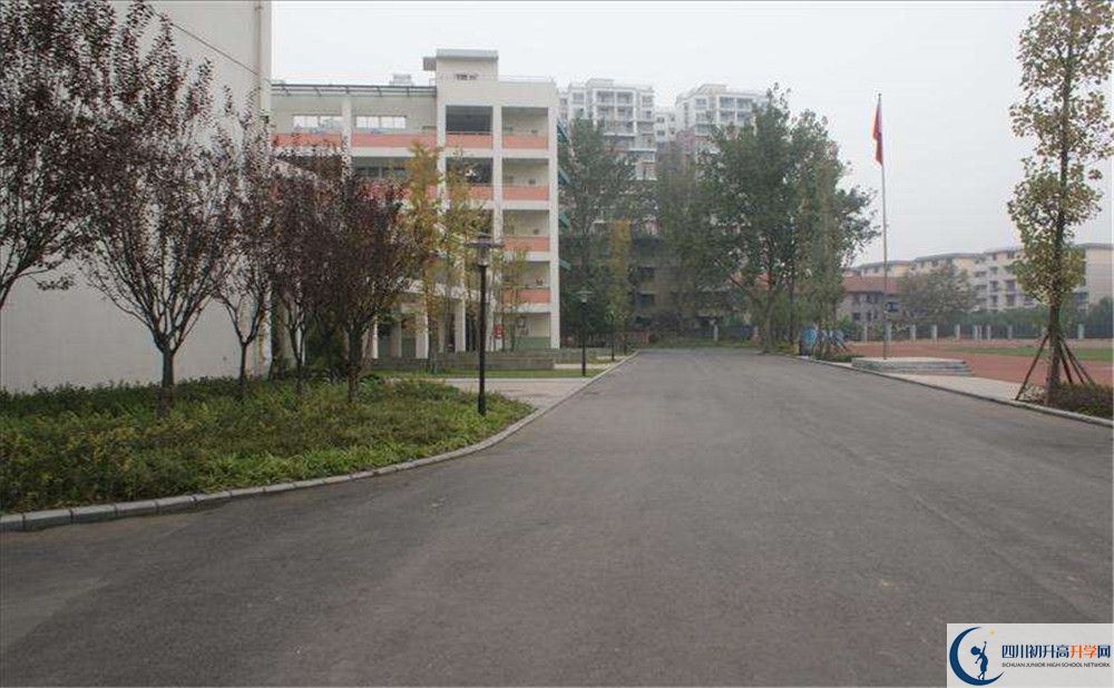 考四川師范大學(xué)附屬中學(xué)的分?jǐn)?shù)線是多少？