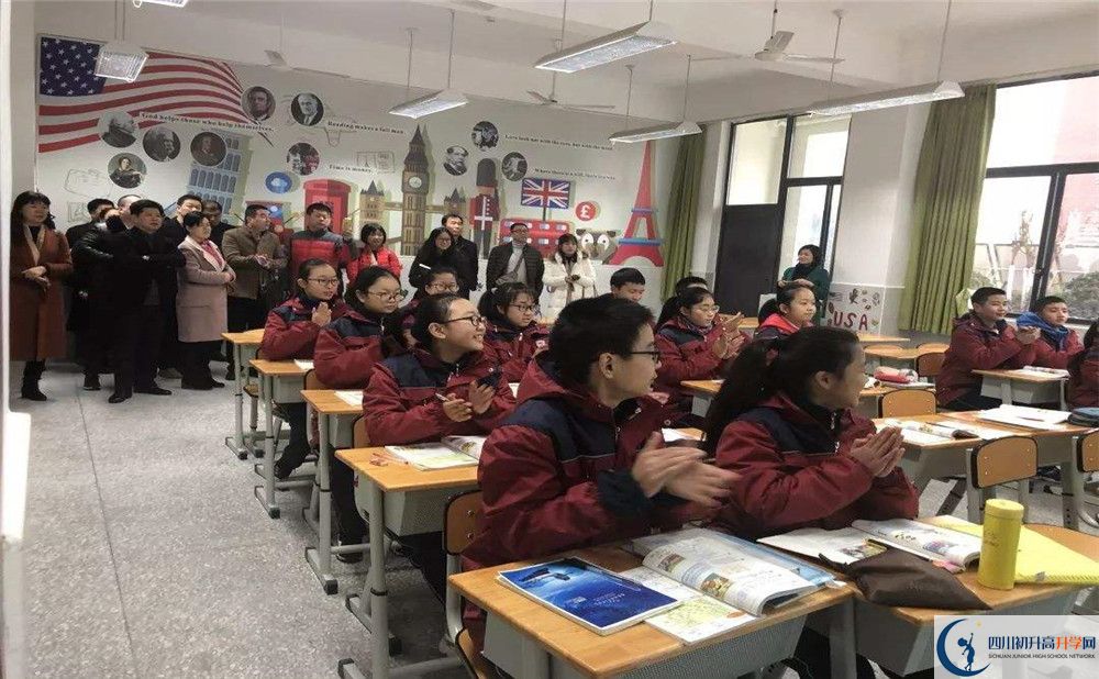 北京第二外國語學(xué)院成都附屬中學(xué)的學(xué)費(fèi)一期是多少？