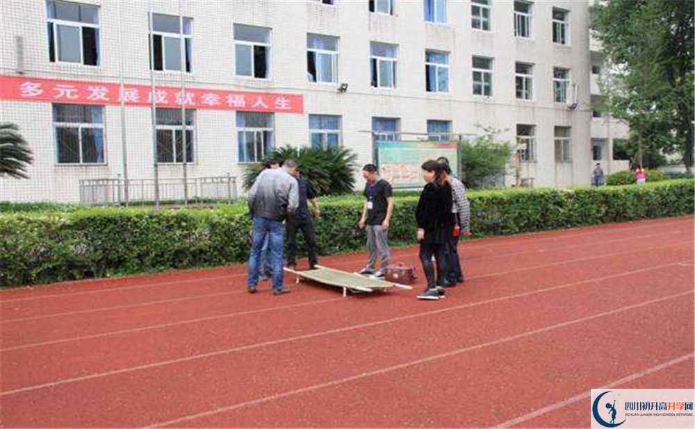 近幾年洛帶中學高中錄取的分數(shù)線是多少？