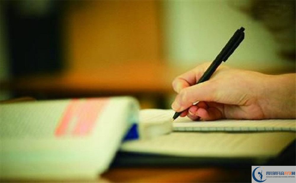 近幾年成都大學附屬中學高中錄取的分數線是多少？