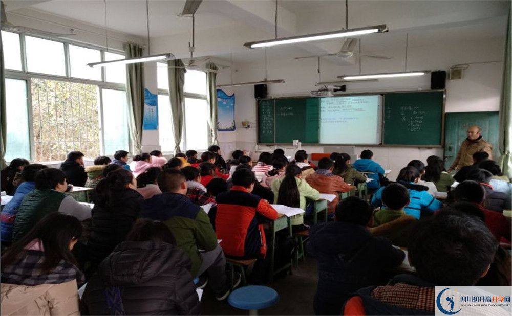 成都市田家炳中學(xué)初升高向外地招生嗎？