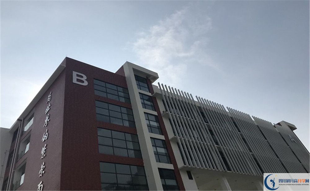 北京第二外國語學(xué)院成都附屬中學(xué)2020年外地生學(xué)費(fèi)是多少？