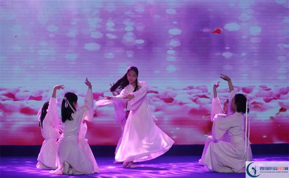 北京第二外國(guó)語(yǔ)學(xué)院成都附屬中學(xué)是私立收費(fèi)嗎？
