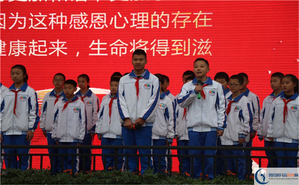 成都七中萬達學校是私立收費嗎？