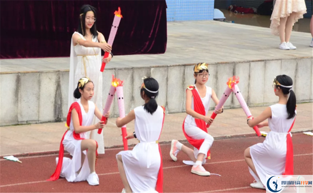 成都市泡桐樹中學(xué)與成都七中實驗學(xué)校哪一個好？