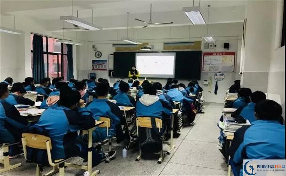 新都一中高中分班考試難嗎？