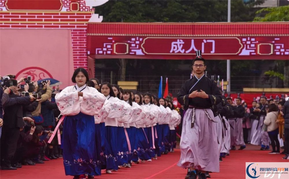 成都七中萬達(dá)學(xué)校在校學(xué)生總?cè)藬?shù)是多少？