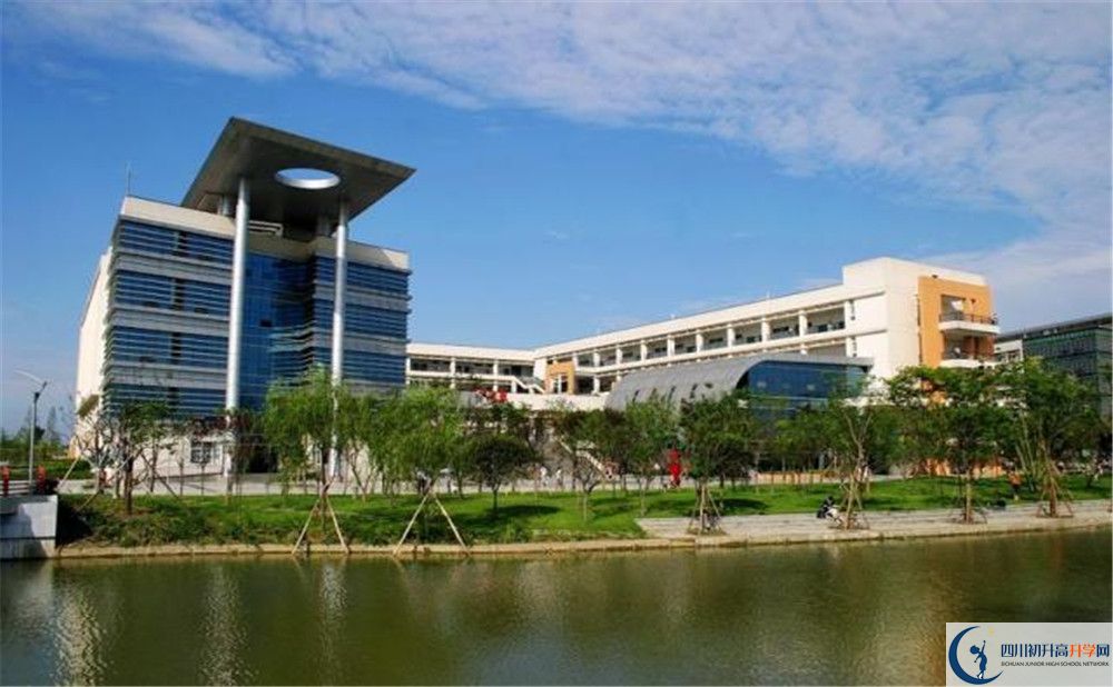 西南交通大學(xué)附屬中學(xué)在校學(xué)生總?cè)藬?shù)是多少？