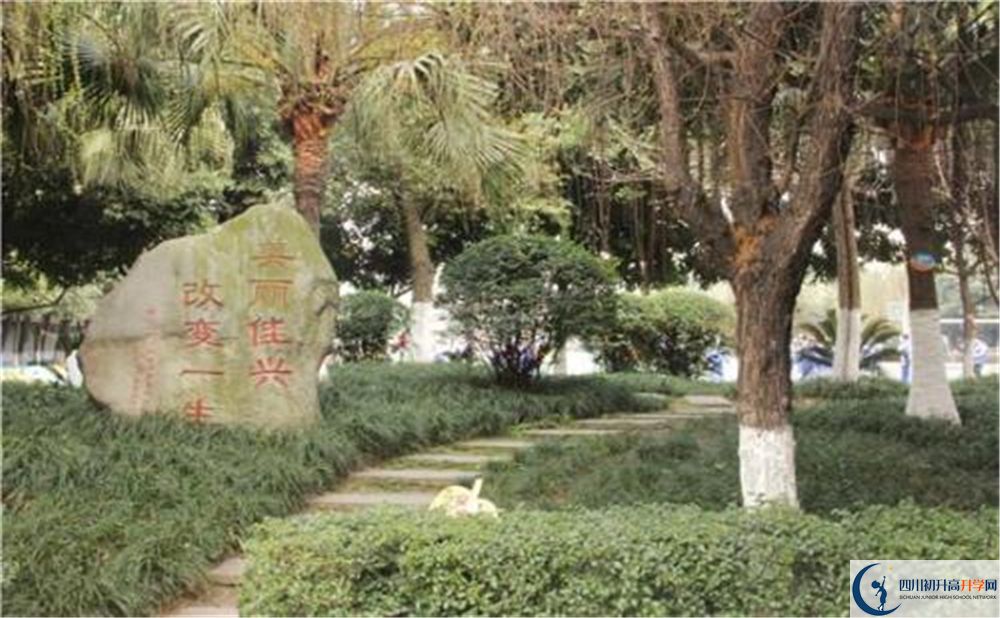 成都石室佳興外國(guó)語(yǔ)學(xué)校在校學(xué)生總?cè)藬?shù)是多少？