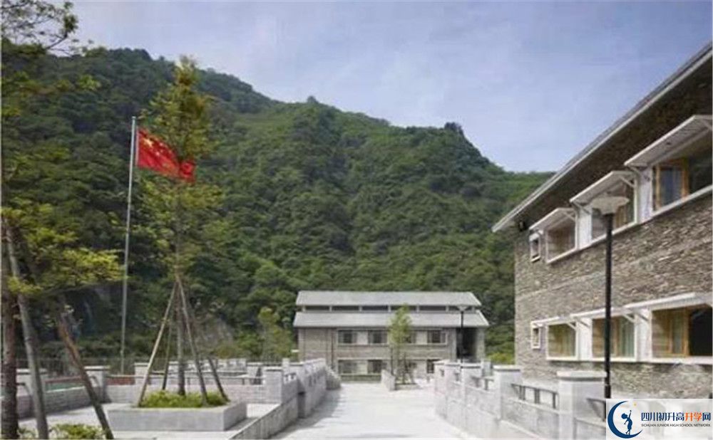 臥龍?zhí)貐^(qū)中學(xué)今年的錄取條件是否有變化？